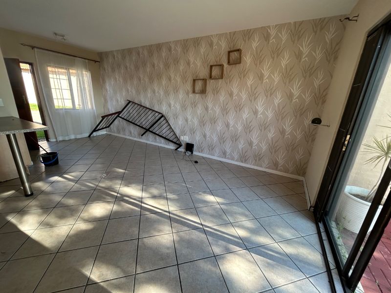 2 bed 1 full bath duplex with private garden  - Photo 2