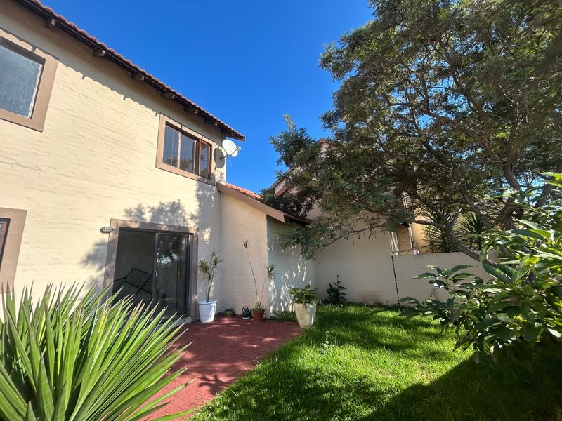 2 bed 1 full bath duplex with private garden  - Photo 9