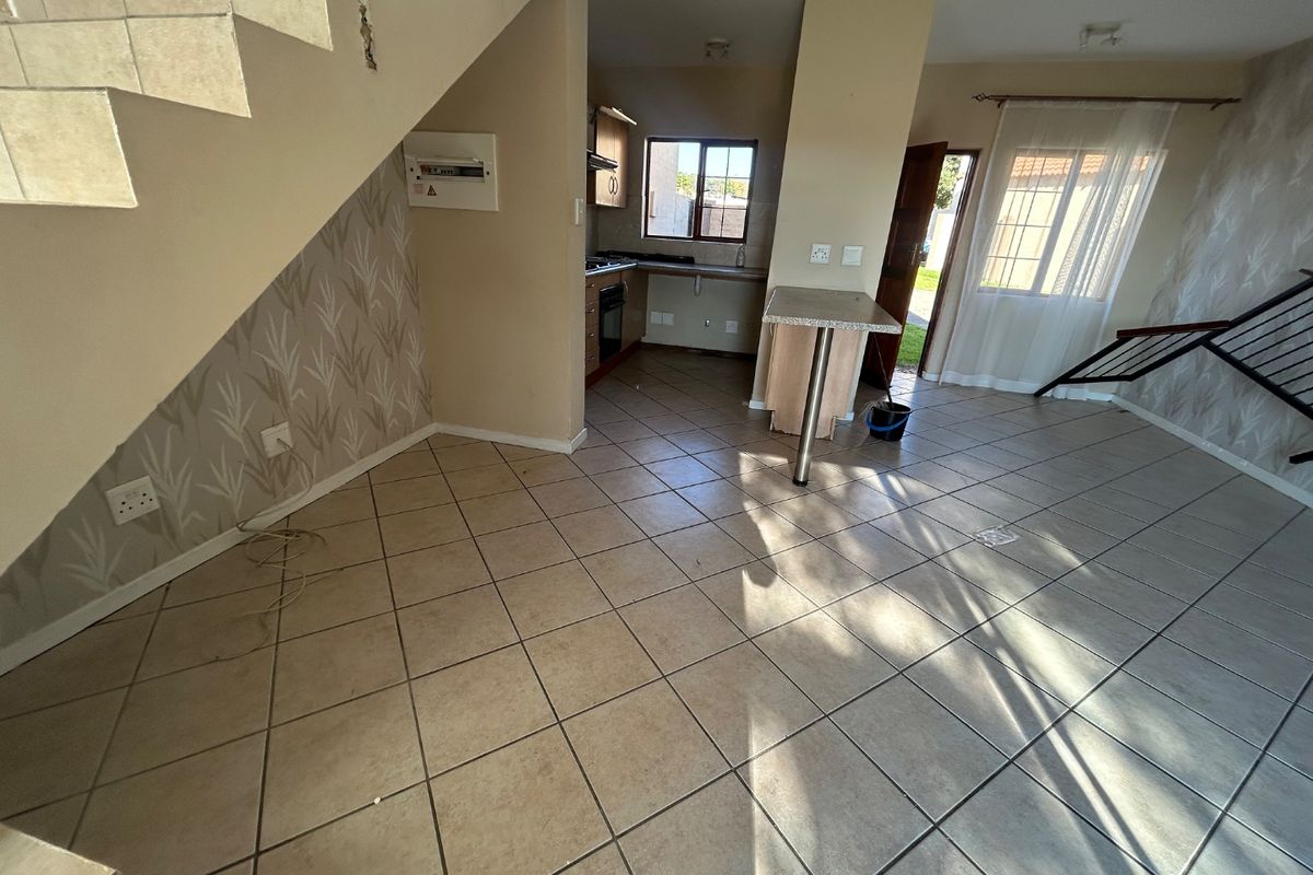 2 bed 1 full bath duplex with private garden  - Photo 3