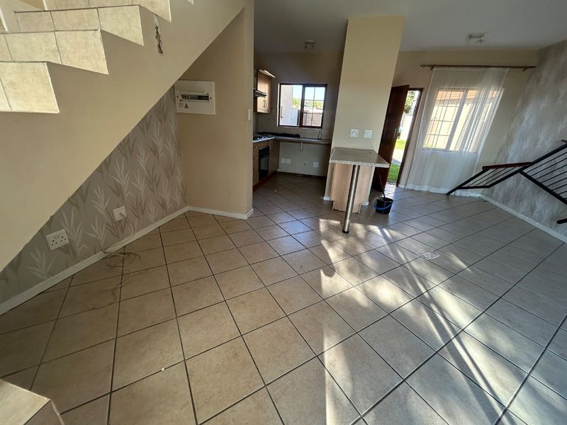 2 bed 1 full bath duplex with private garden  - Photo 3