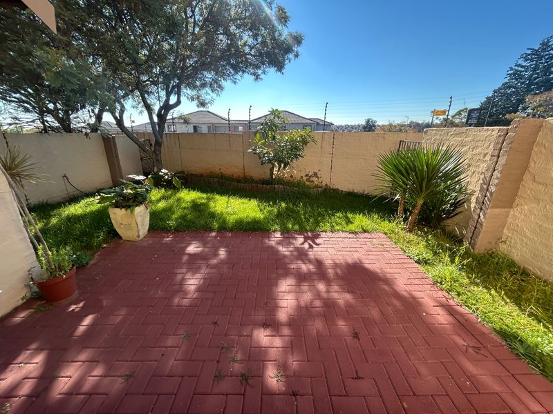 2 bed 1 full bath duplex with private garden  - Photo 8