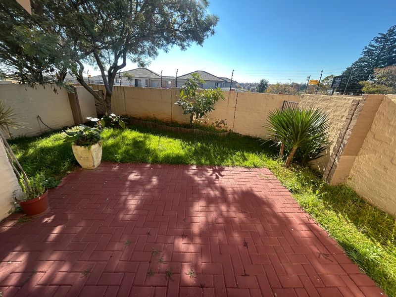 2 bed 1 full bath duplex with private garden  - Photo 7