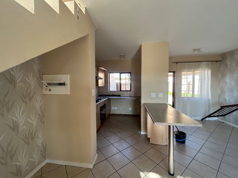 2 bed 1 full bath duplex with private garden  - Photo 6