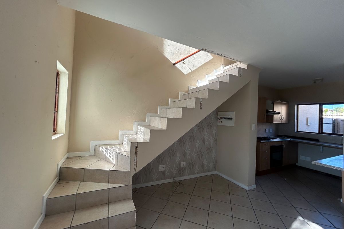 2 bed 1 full bath duplex with private garden  - Photo 5