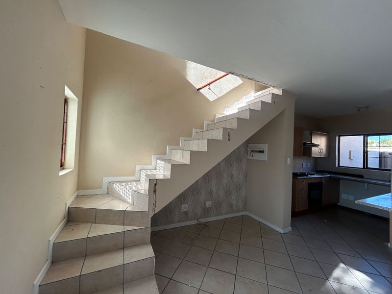 2 bed 1 full bath duplex with private garden  - Photo 5
