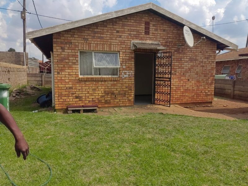 3-Bedroom House for Sale – Income Generating Property! - Photo 2