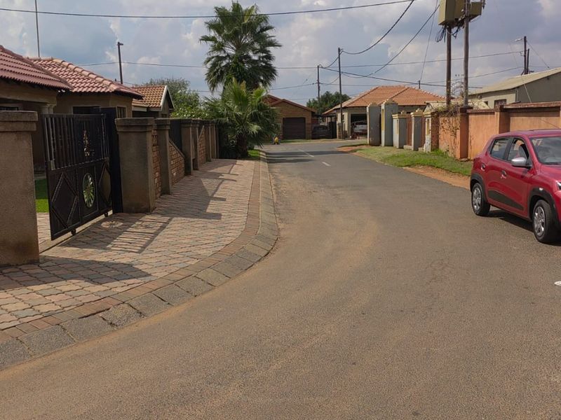 3-Bedroom House for Sale – Income Generating Property! - Photo 10