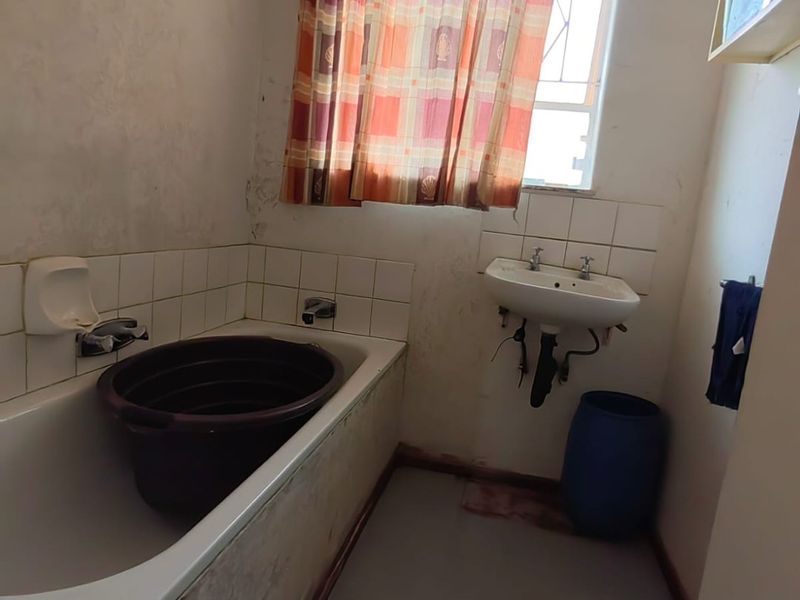 3-Bedroom House for Sale – Income Generating Property! - Photo 7