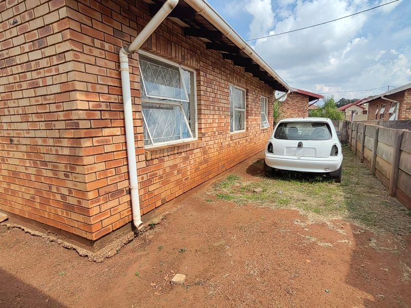 3-Bedroom House for Sale – Income Generating Property! - Photo 1