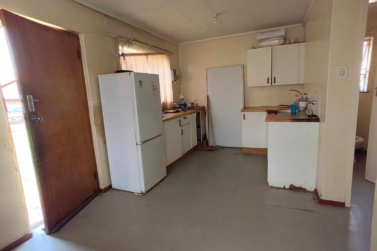 3-Bedroom House for Sale – Income Generating Property! - Photo 3