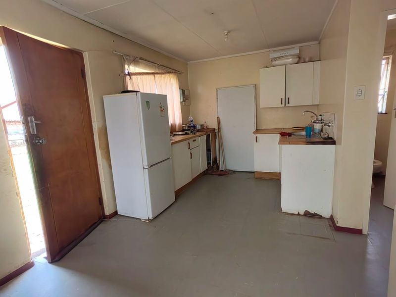 3-Bedroom House for Sale – Income Generating Property! - Photo 3