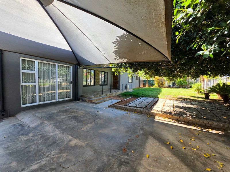 Spacious Family Home with Income Potential in sought after neighbourhood - Photo 1