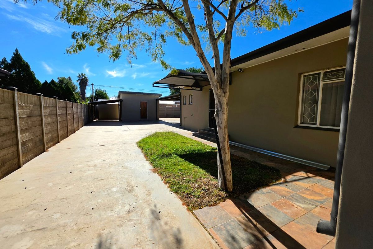 Spacious Family Home with Income Potential in sought after neighbourhood - Photo 3