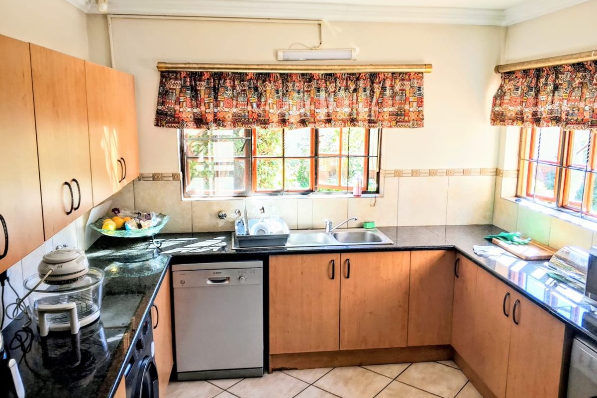 Elegant 3 Bedroom Townhouse in Montana Tuine - Photo 2