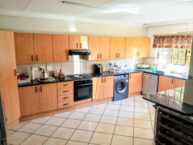 Elegant 3 Bedroom Townhouse in Montana Tuine - Photo 1