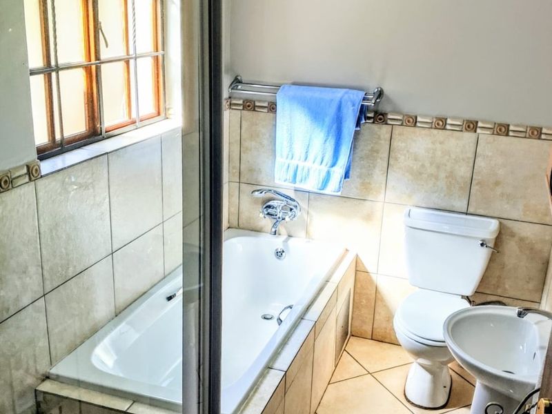 Elegant 3 Bedroom Townhouse in Montana Tuine - Photo 10