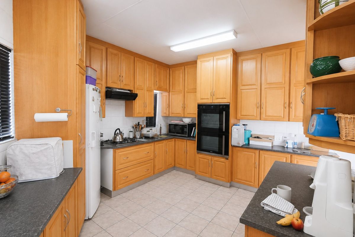 Prime Property for Family Living or Business Opportunity – Rooihuiskraal, Centurion - Photo 5