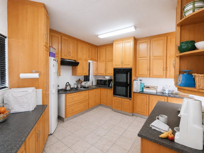 Prime Property for Family Living or Business Opportunity – Rooihuiskraal, Centurion - Photo 5