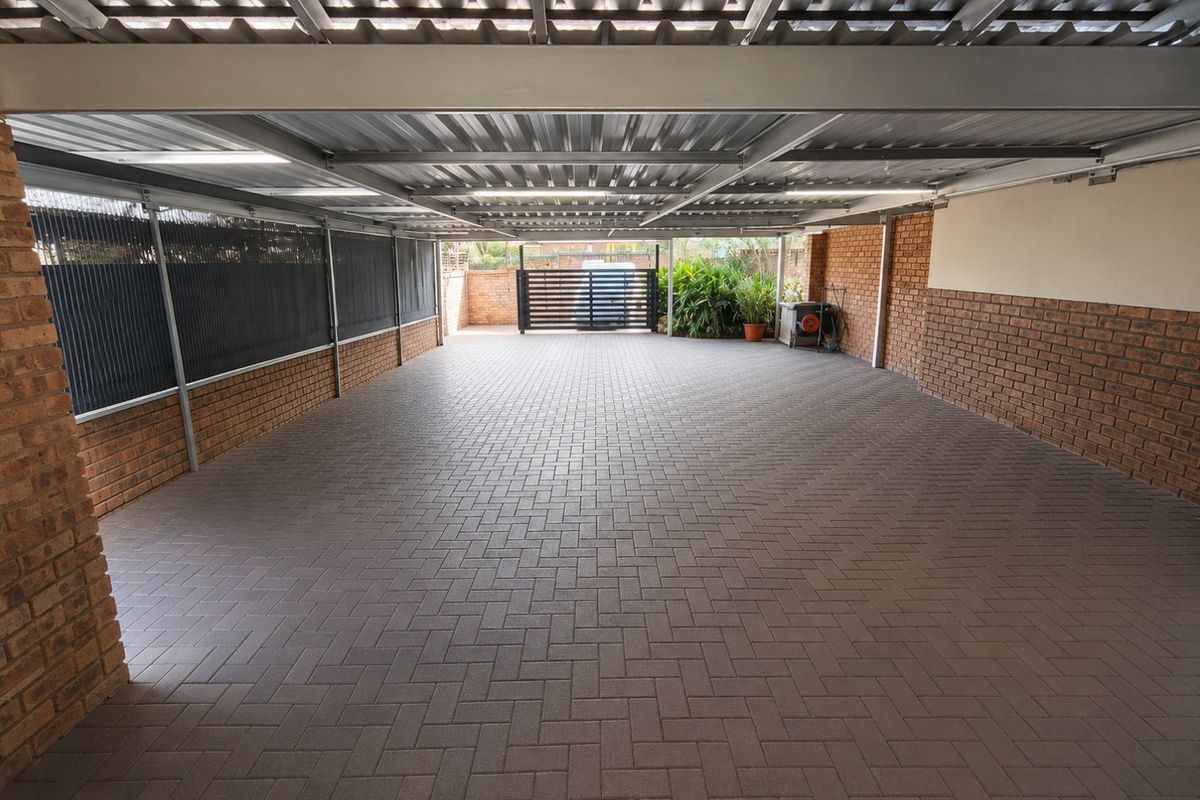 Prime Property for Family Living or Business Opportunity – Rooihuiskraal, Centurion - Photo 4