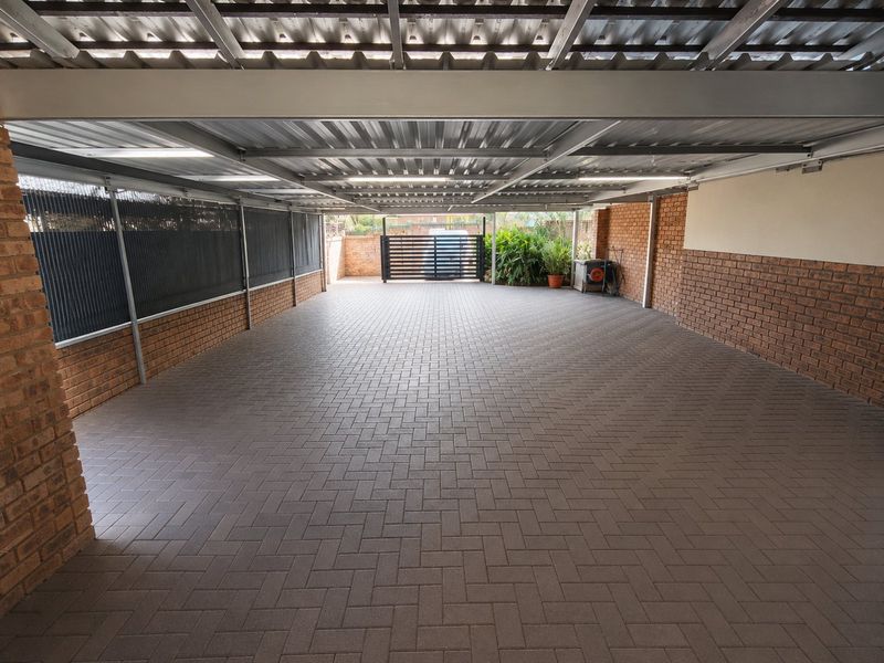 Prime Property for Family Living or Business Opportunity – Rooihuiskraal, Centurion - Photo 4