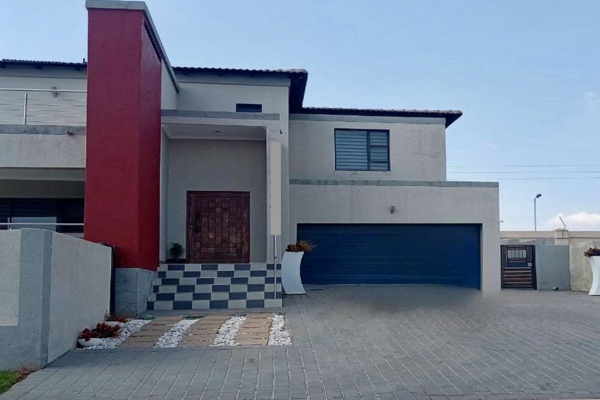 4 bedroom, 4 bathroom full title house in Olympus  - Photo 2