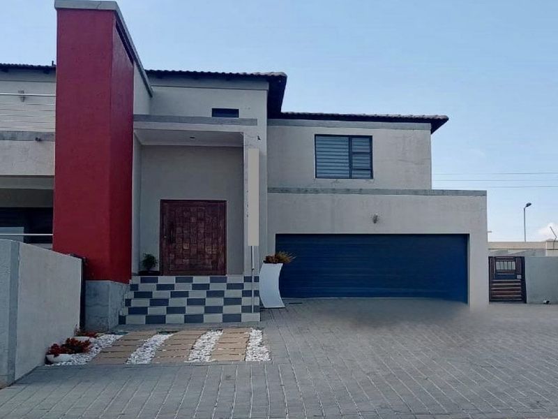 4 bedroom, 4 bathroom full title house in Olympus  - Photo 2