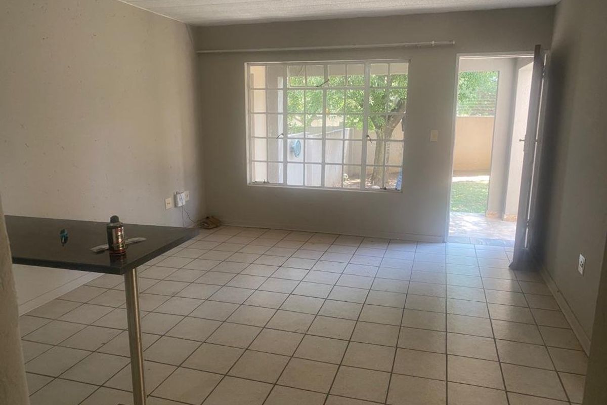 Charming 2-Bedroom Townhouse with Garden & Pool Access! - Photo 2