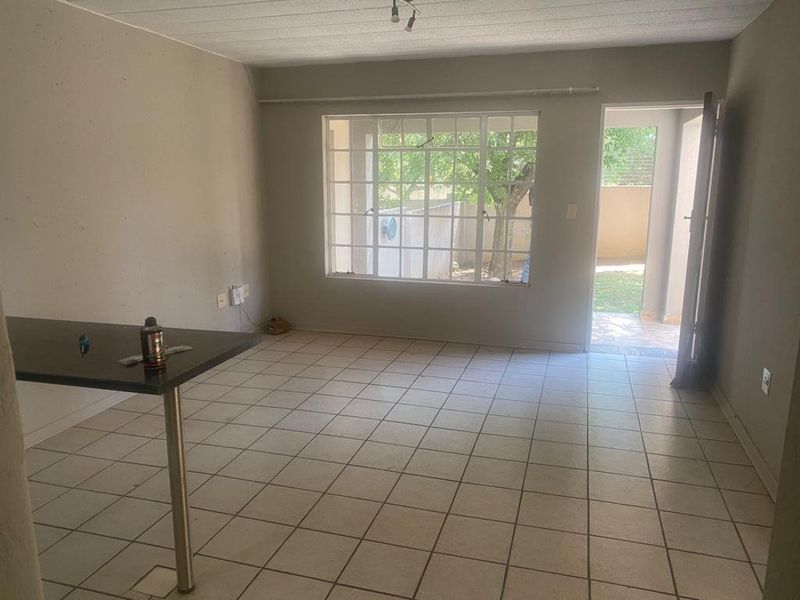Charming 2-Bedroom Townhouse with Garden & Pool Access! - Photo 2