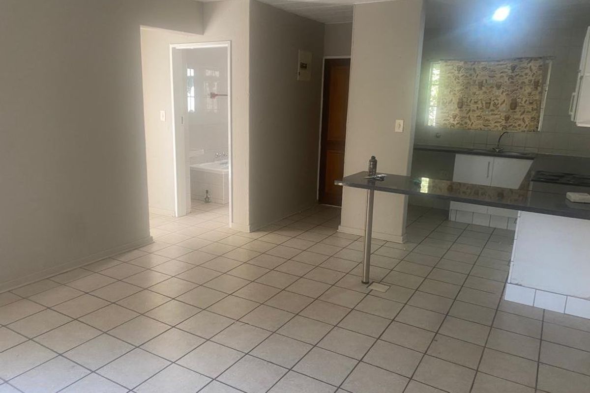 Charming 2-Bedroom Townhouse with Garden & Pool Access! - Photo 5