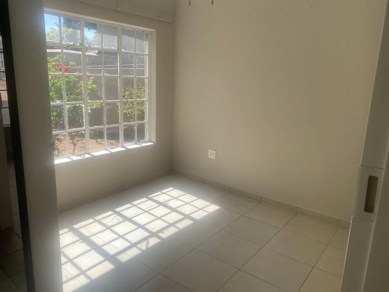 Charming 2-Bedroom Townhouse with Garden & Pool Access! - Photo 10