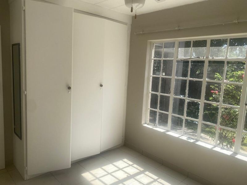Charming 2-Bedroom Townhouse with Garden & Pool Access! - Photo 6