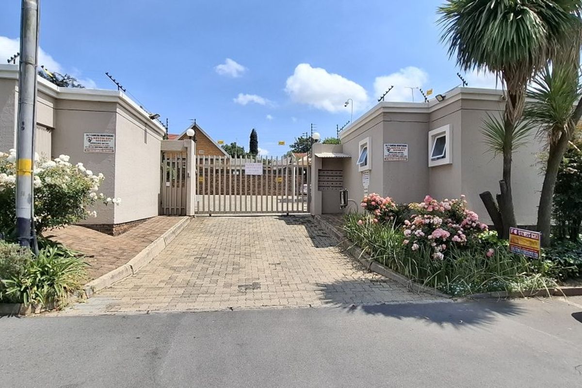 Modern Pet-Friendly Townhouse with Private Garden & Pool Access! - Photo 3