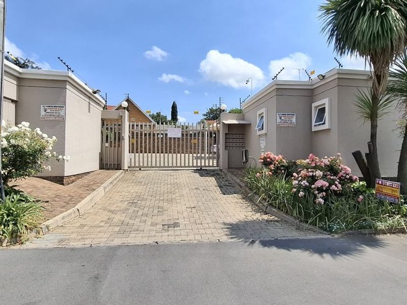Modern Pet-Friendly Townhouse with Private Garden & Pool Access! - Photo 3
