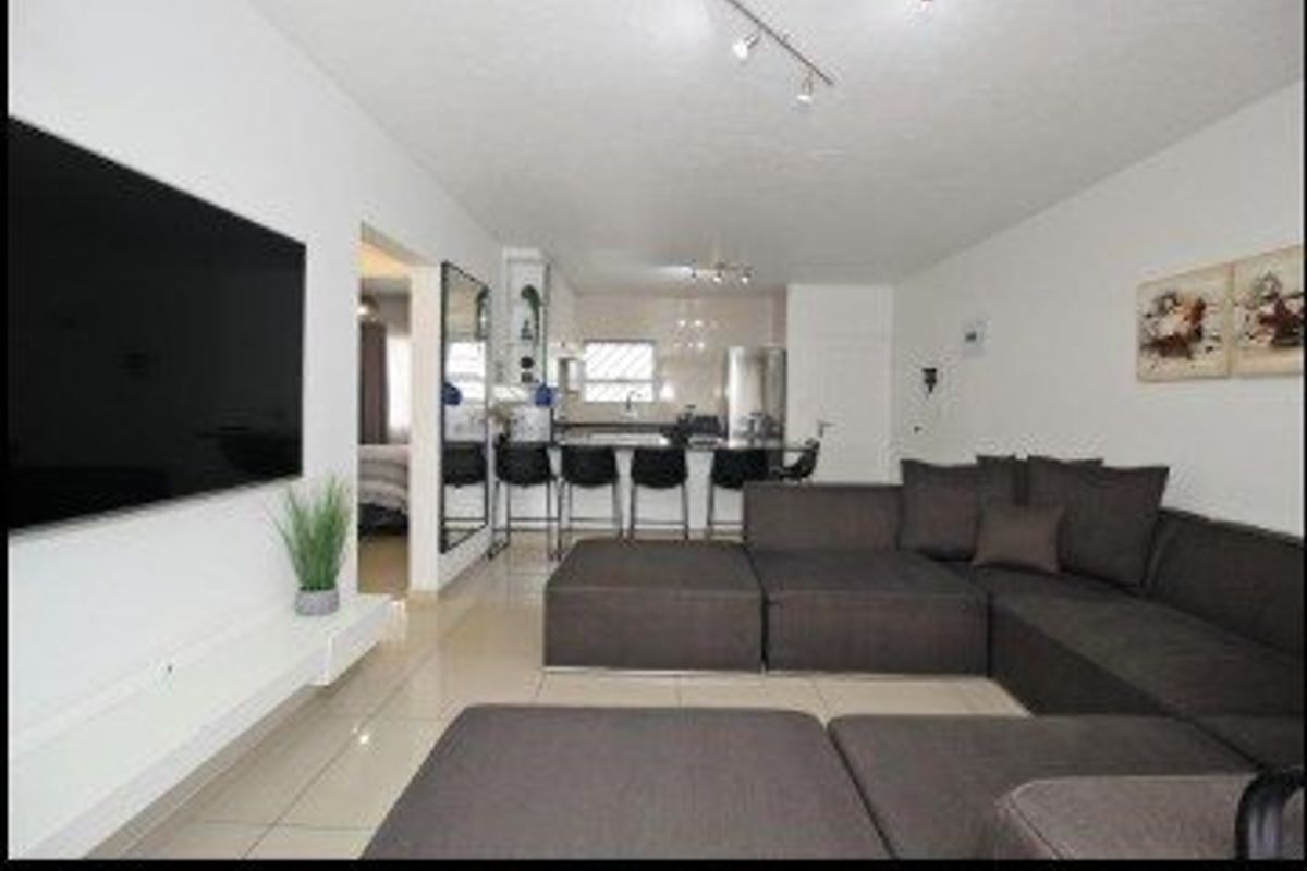 Modern Pet-Friendly Townhouse with Private Garden & Pool Access! - Photo 5