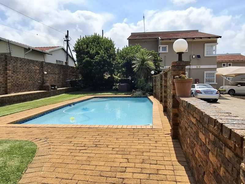 Modern Pet-Friendly Townhouse with Private Garden & Pool Access! - Photo 1