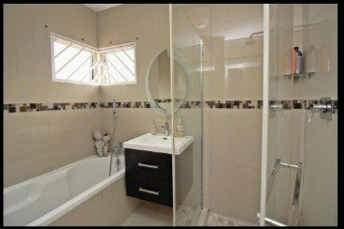 Modern Pet-Friendly Townhouse with Private Garden & Pool Access! - Photo 4