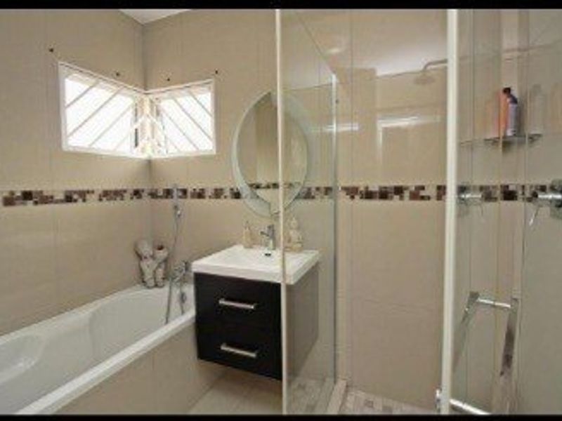 Modern Pet-Friendly Townhouse with Private Garden & Pool Access! - Photo 4