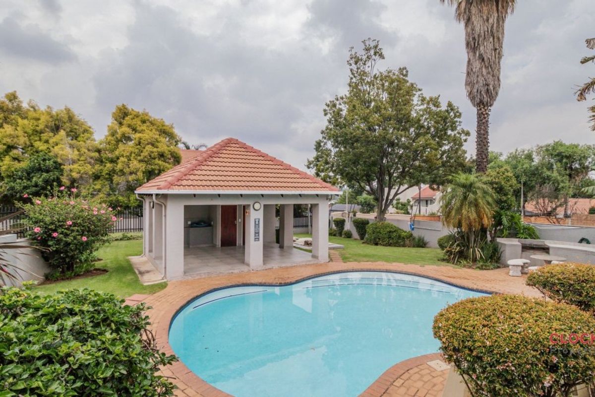 Charming 3-Bedroom Townhouse with Spacious Garden & Lifestyle Extras! - Photo 2