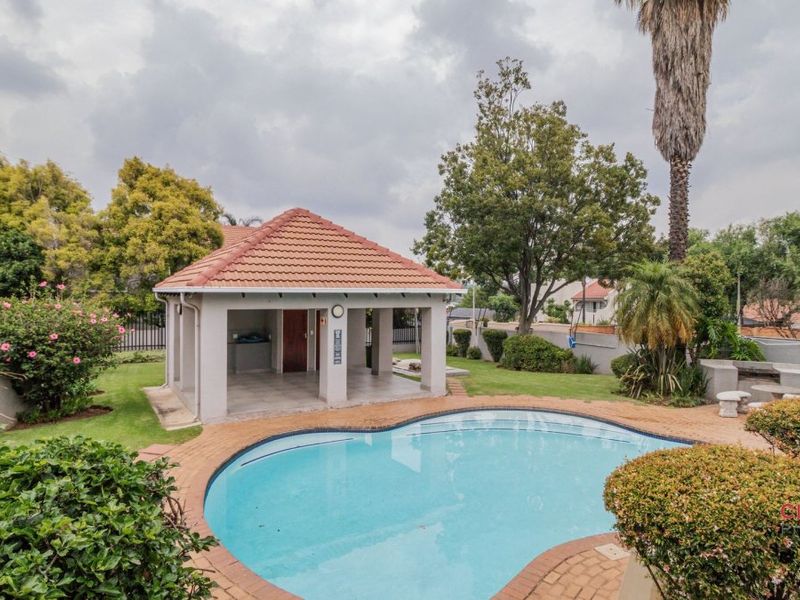 Charming 3-Bedroom Townhouse with Spacious Garden & Lifestyle Extras! - Photo 2