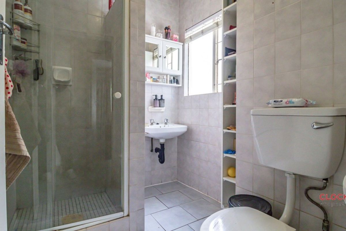 Charming 3-Bedroom Townhouse with Spacious Garden & Lifestyle Extras! - Photo 4