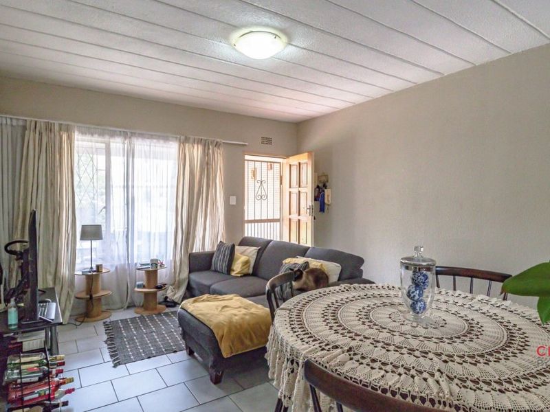 Charming 3-Bedroom Townhouse with Spacious Garden & Lifestyle Extras! - Photo 10