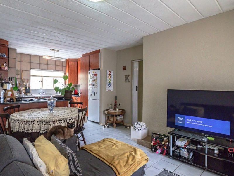 Charming 3-Bedroom Townhouse with Spacious Garden & Lifestyle Extras! - Photo 9