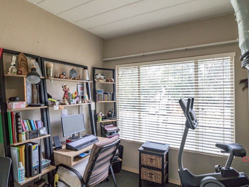 Charming 3-Bedroom Townhouse with Spacious Garden & Lifestyle Extras! - Photo 6