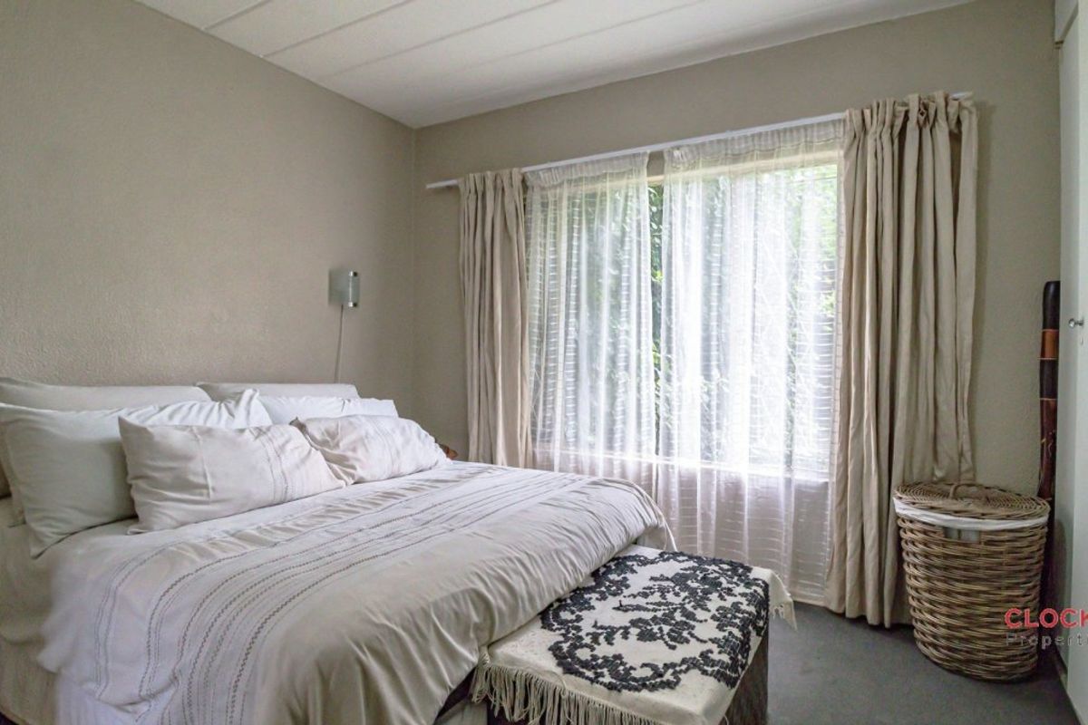 Charming 3-Bedroom Townhouse with Spacious Garden & Lifestyle Extras! - Photo 5