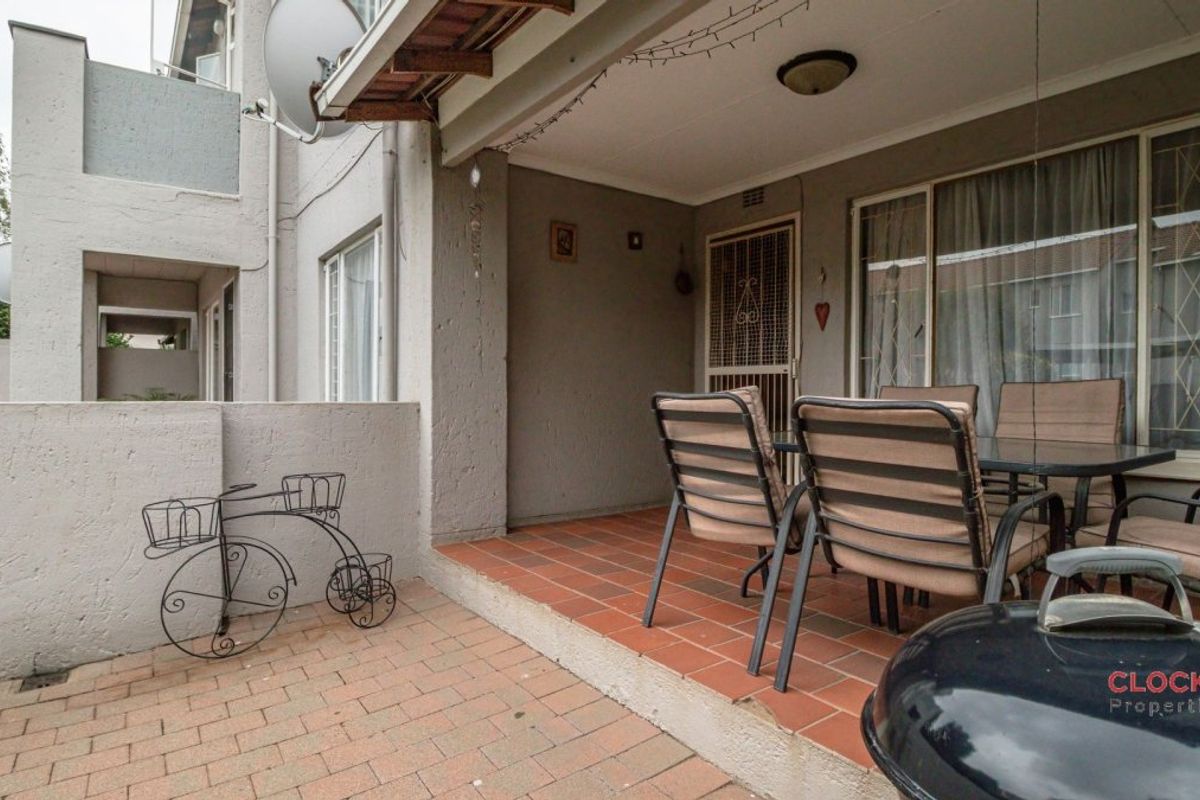 Charming 3-Bedroom Townhouse with Spacious Garden & Lifestyle Extras! - Photo 3