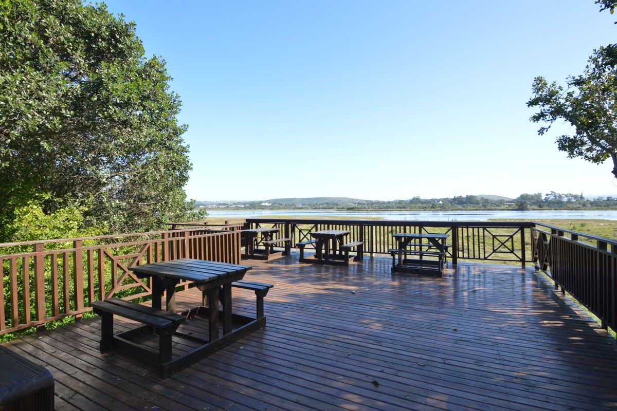 Relaxing and Tranquil 2 Bedroom Ground Floor Unit - Photo 3