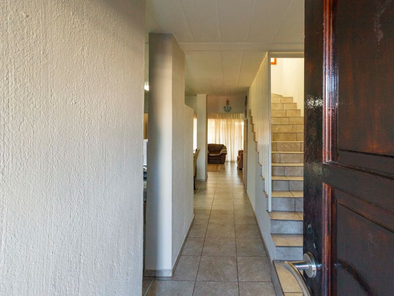 Modern Comfort & Easy Living in Wilro Park, lock up and go - Photo 3