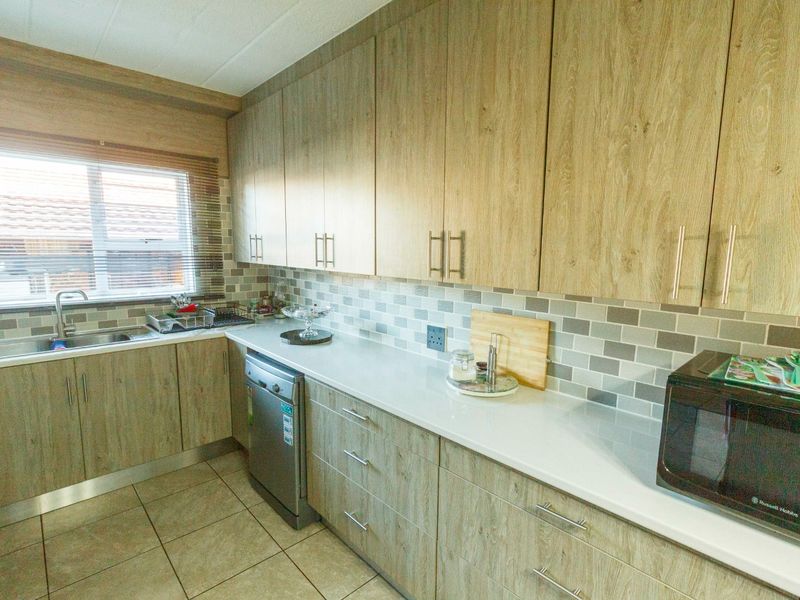 Modern Comfort & Easy Living in Wilro Park, lock up and go - Photo 4