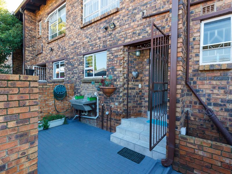 Modern Comfort & Easy Living in Wilro Park, lock up and go - Photo 2