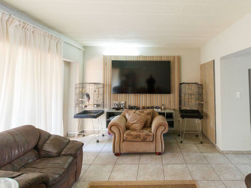 Modern Comfort & Easy Living in Wilro Park, lock up and go - Photo 9